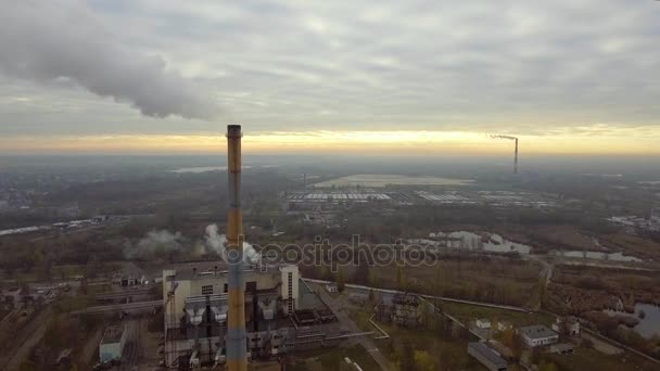 Planta de incineración de basura. Planta incineradora de residuos con chimenea humeante. El problema de la contaminación ambiental por las fábricas . — Vídeos de Stock