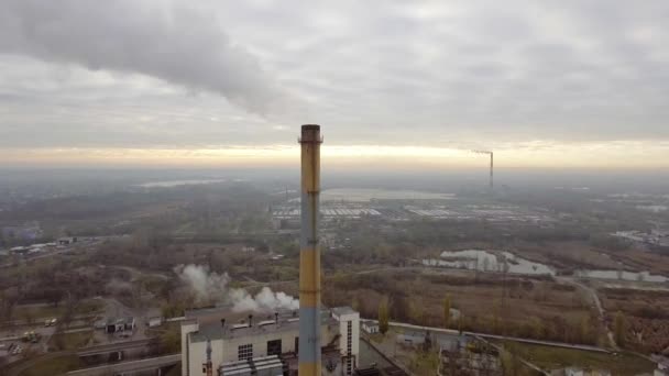 Çöp yakma tesisi. Dumanlı atık yakma fırını fabrikası. Fabrikaların çevre kirliliği sorunu. — Stok video