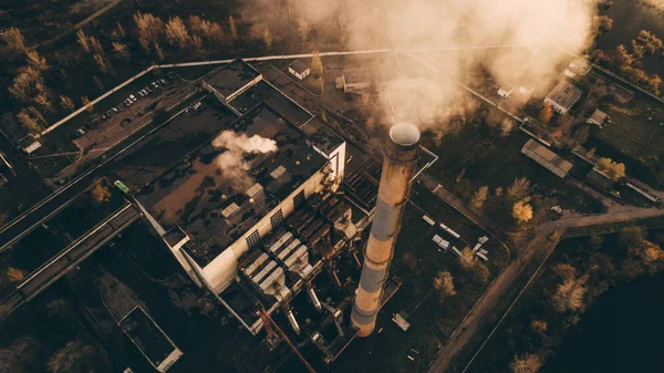 Instalação de incineração de lixo. Instalação incineradora de resíduos com chaminé para fumadores. O problema da poluição ambiental pelas fábricas . — Fotografia de Stock