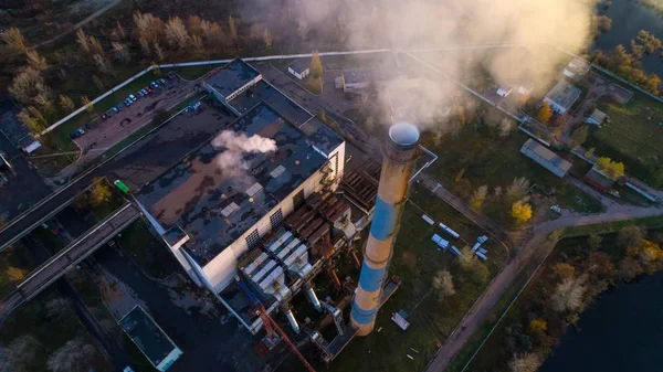 Impianto di incenerimento rifiuti. Impianto di incenerimento rifiuti con ciminiere fumanti. Il problema dell'inquinamento ambientale causato dalle fabbriche . — Foto Stock