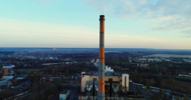 Planta de incineración de basura. Planta incineradora de residuos con chimenea humeante. El problema de la contaminación ambiental por las fábricas . — Vídeo de stock