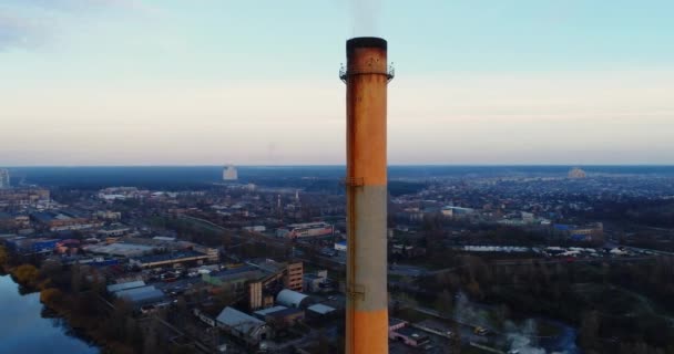 Vuilverbrandingsinstallatie. Afvalverbrandingsinstallatie met rookschoorsteen. Het probleem van milieuverontreiniging door fabrieken. — Stockvideo