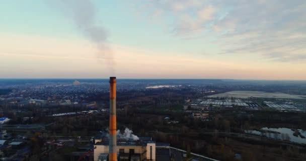 Impianto di incenerimento rifiuti. Impianto di incenerimento rifiuti con ciminiere fumanti. Il problema dell'inquinamento ambientale causato dalle fabbriche . — Video Stock