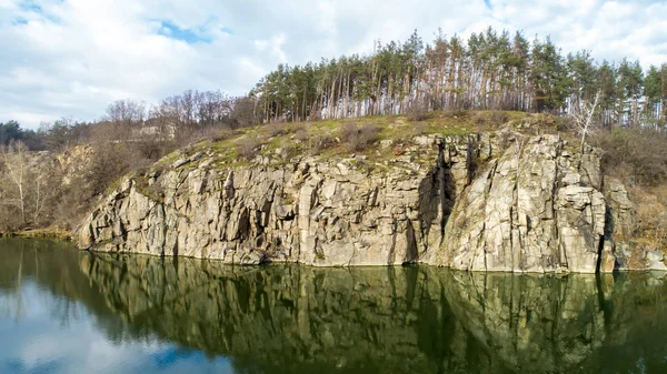 Luftaufnahme der Felsen. schöne Aussicht auf die Flusslandschaft. — Stockfoto