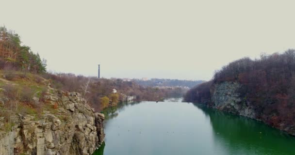 空中鸟瞰的岩石。美丽的河景景观. — 图库视频影像