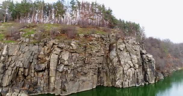 Vue aérienne des rochers. Belle vue sur le paysage fluvial . — Video