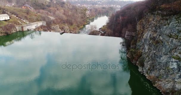 Luftaufnahme der Felsen. schöne Aussicht auf die Flusslandschaft. — Stockvideo
