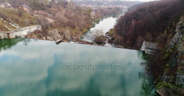 Luchtfoto van de rotsen. Prachtig uitzicht op het rivierlandschap. — Stockvideo