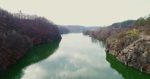 A légi felvétel a sziklák. Gyönyörű kilátás nyílik a folyó táj. — Stock videók