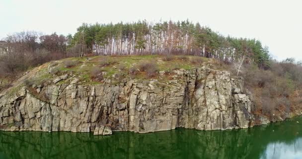 Flygfoto över klipporna. Vacker utsikt över flodlandskap. — Stockvideo