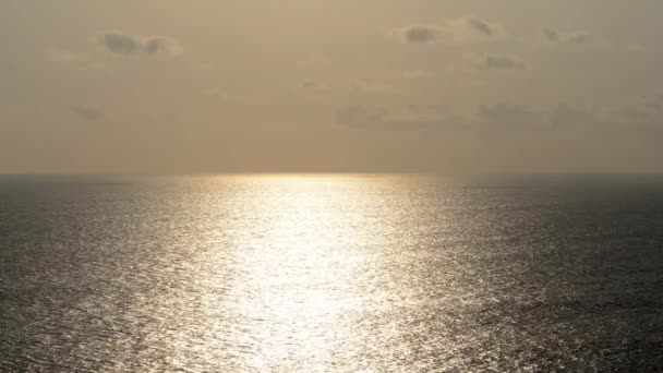 Um pôr-do-sol lindamente vermelho sobre o oceano. Belo nascer do sol, pôr-do-sol no mar. Luz, luz do sol. Céu com nuvens de fundo. Mar azul e laranja . — Vídeo de Stock