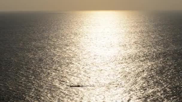 小船在日落的海面上航行。船在日落时漂浮 — 图库视频影像