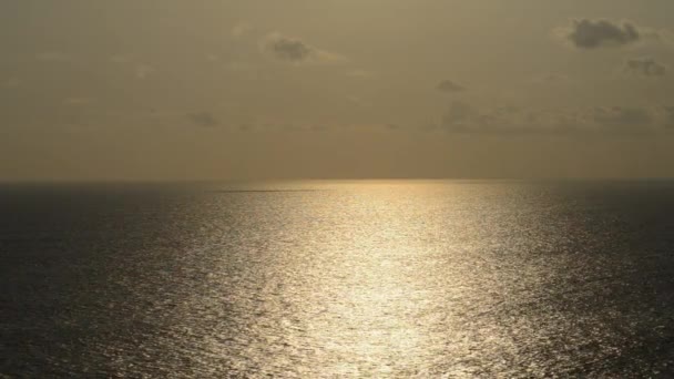 Hermoso atardecer rojo sobre el océano. Hermoso amanecer, puesta de sol en el mar. Luz, sol. Cielo con nubes de fondo. Mar azul y naranja . — Vídeo de stock