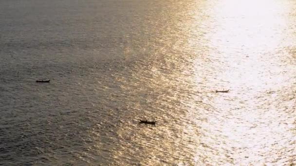 Båten seglar i solnedgången i havet. båten är flytande vid solnedgången — Stockvideo