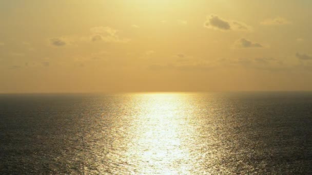 Hermoso atardecer rojo sobre el océano. Hermoso amanecer, puesta de sol en el mar. Luz, sol. Cielo con nubes de fondo. Mar azul y naranja . — Vídeo de stock