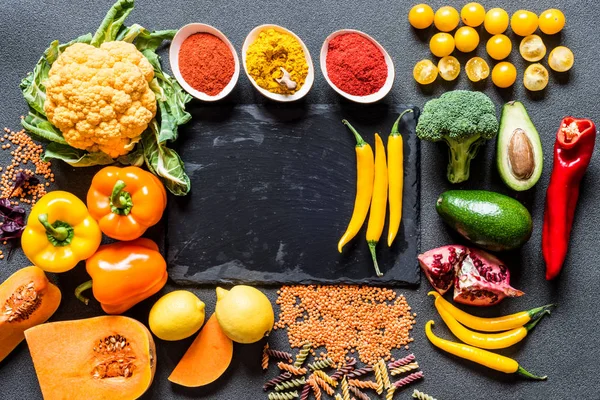 Diverse verdure biologiche colorate fresche. cibo vegano crudo sano su sfondo grigio con spazio libero per la copia. Posa piatta, vista dall'alto . — Foto Stock