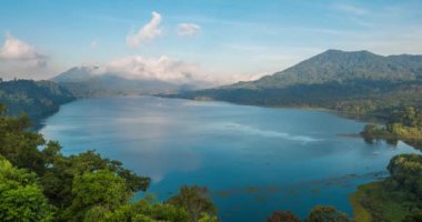Gölün üzerinden güzel görünüm. Göl ve dağ manzaralı bir tepenin, Buyan Gölü, Bali. Timelapse. yukarıdan aşağıya