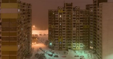 Şehirde bir kar fırtınası. Penceresinden avluya geceleri görüntüleyin..