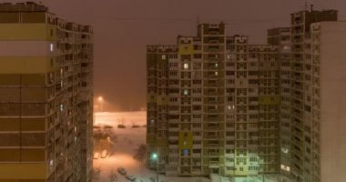 Şehirde bir kar fırtınası. Penceresinden avluya geceleri görüntüleyin. yukarıdan aşağıya