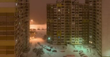 Şehirde bir kar fırtınası. Penceresinden avluya geceleri görüntüleyin. aşağı yukarı