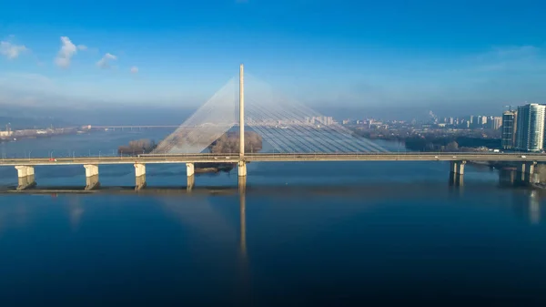 Vue aérienne du pont sud. Vue aérienne du pont de câble du métro sud. Kiev, Ukraine . — Photo