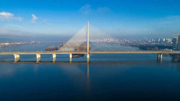 Вид с воздуха на Южный мост. Вид с воздуха на южный кабельный мост метро. Остров, Украина . — стоковое фото