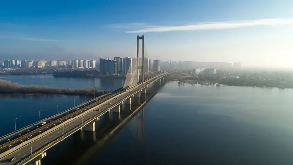 Vista aérea del Puente Sur. Vista aérea del puente de cable del metro sur. Kiev, Ucrania . —  Fotos de Stock