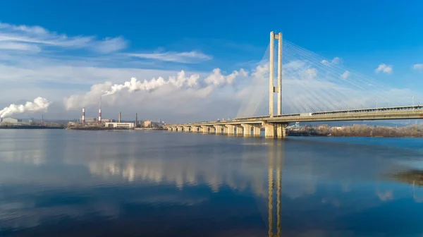Vista aérea del Puente Sur. Vista aérea del puente de cable del metro sur. Kiev, Ucrania . — Foto de Stock