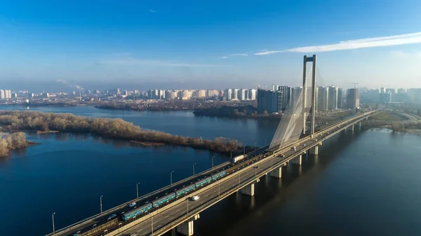 Vista aérea del Puente Sur. Vista aérea del puente de cable del metro sur. Kiev, Ucrania . —  Fotos de Stock