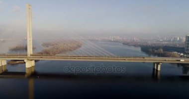 Güney Köprüsü'nün havadan görünümü. Güney Metro kablo Köprüsü'nün havadan görünümü. Kiev, Ukrayna.