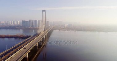 Güney Köprüsü'nün havadan görünümü. Güney Metro kablo Köprüsü'nün havadan görünümü. Kiev, Ukrayna.