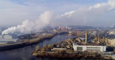 Çöp yakma tesisi. Dumanlı atık yakma fırını fabrikası. Fabrikaların çevre kirliliği sorunu.