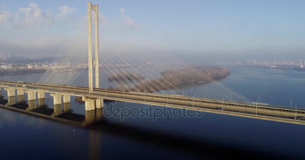 Vista aérea da Ponte Sul. Vista aérea da ponte de cabo do metrô sul. Kiev, Ucrânia . — Vídeo de Stock