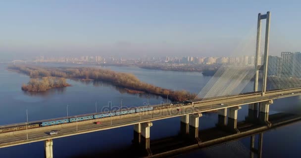 Letecký pohled na jižní most. Letecký pohled na jižní Metro kabelový most. Kyjev, Ukrajina. — Stock video
