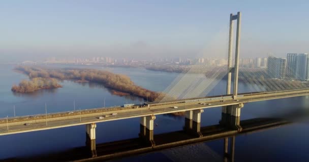 Vue aérienne du pont sud. Vue aérienne du pont de câble du métro sud. Kiev, Ukraine . — Video