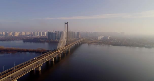 Vista aérea del Puente Sur. Vista aérea del puente de cable del metro sur. Kiev, Ucrania . — Vídeos de Stock