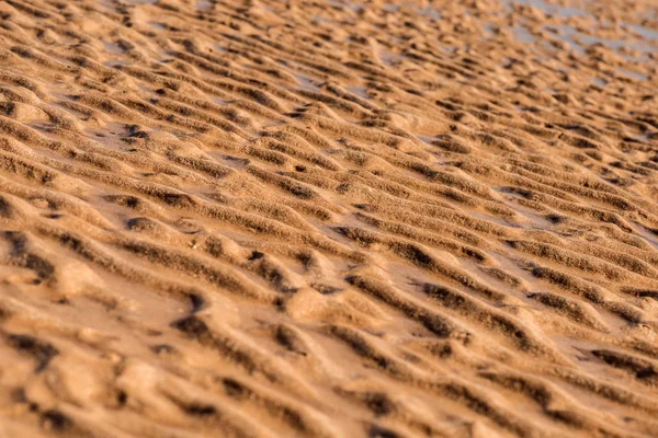 Υφή κυματιστό άμμο της θάλασσας κατά την άμπωτη — Φωτογραφία Αρχείου