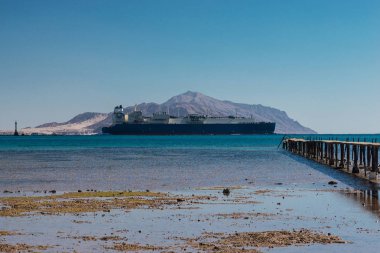 Kargo gemisi Kızıldeniz'yelken