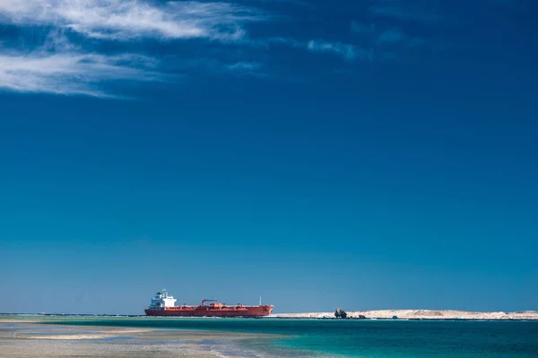 Buque de carga rojo navegando en el Mar Rojo —  Fotos de Stock