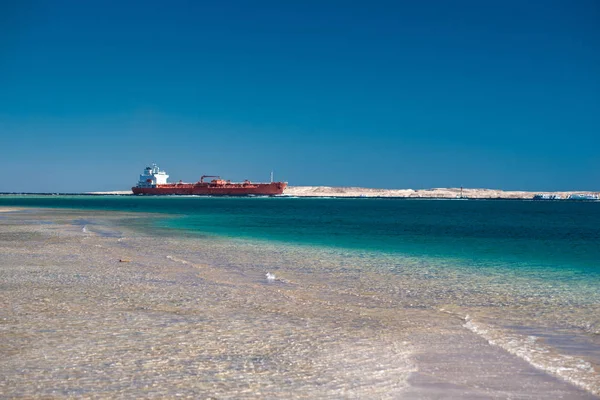 Buque de carga rojo navegando en el Mar Rojo —  Fotos de Stock