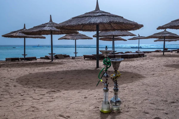 Två shisha-vattenpipor på sandiga stranden av Röda havet i Sharm El Sheikh, Egypten. — Stockfoto