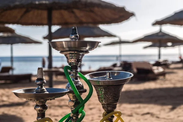 3 고급 shisha hookahs에 모래 해변의 홍 샤 름 엘 셰이크, 이집트에서. 클로즈업 — 스톡 사진