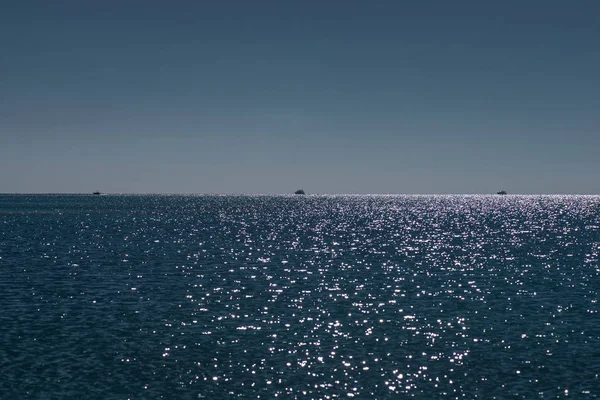 La barca salpa al tramonto in mare — Foto Stock