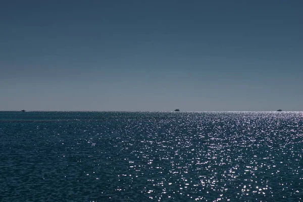 Le bateau vogue au coucher du soleil dans la mer — Photo
