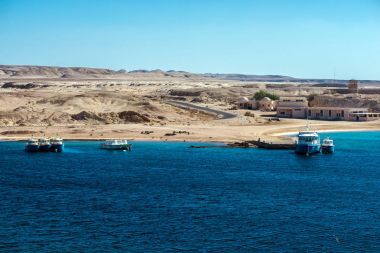 Sessiz liman gemi ve kırmızı Sea.The çöllerin kumlu sahilleri ile denize bağlayan.