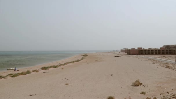 Незаконченное здание отеля на берегу Красного моря — стоковое видео