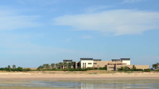 Prachtige villa op het strand bij lage tij. Timelapse — Stockvideo