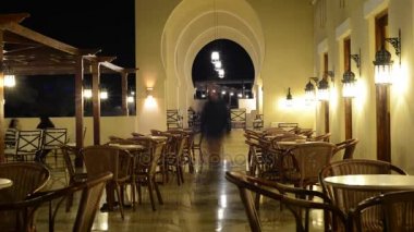 Akşam oryantal tarzı yaz terasında. Timelapse.