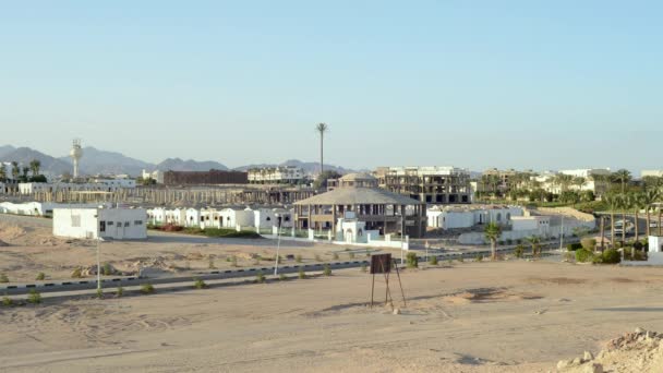 Fragmento de la ciudad de Sharm El Sheikh en el fondo de las montañas del Sinaí al atardecer. Cronograma — Vídeo de stock