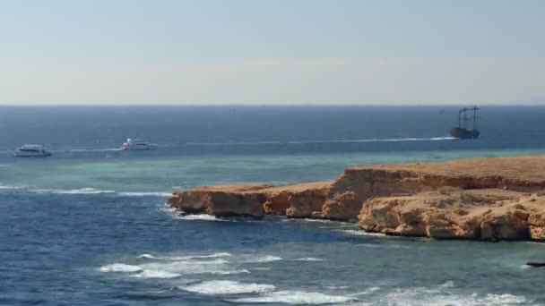 Rotsachtige kust en de rode zee in het Ras Mohammed nationale Park. Timelapse. — Stockvideo